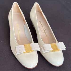 Salvatore Ferragamo Vintage Women's Cream Flats with Gold Bow.  Size 8-1/2 AAA.